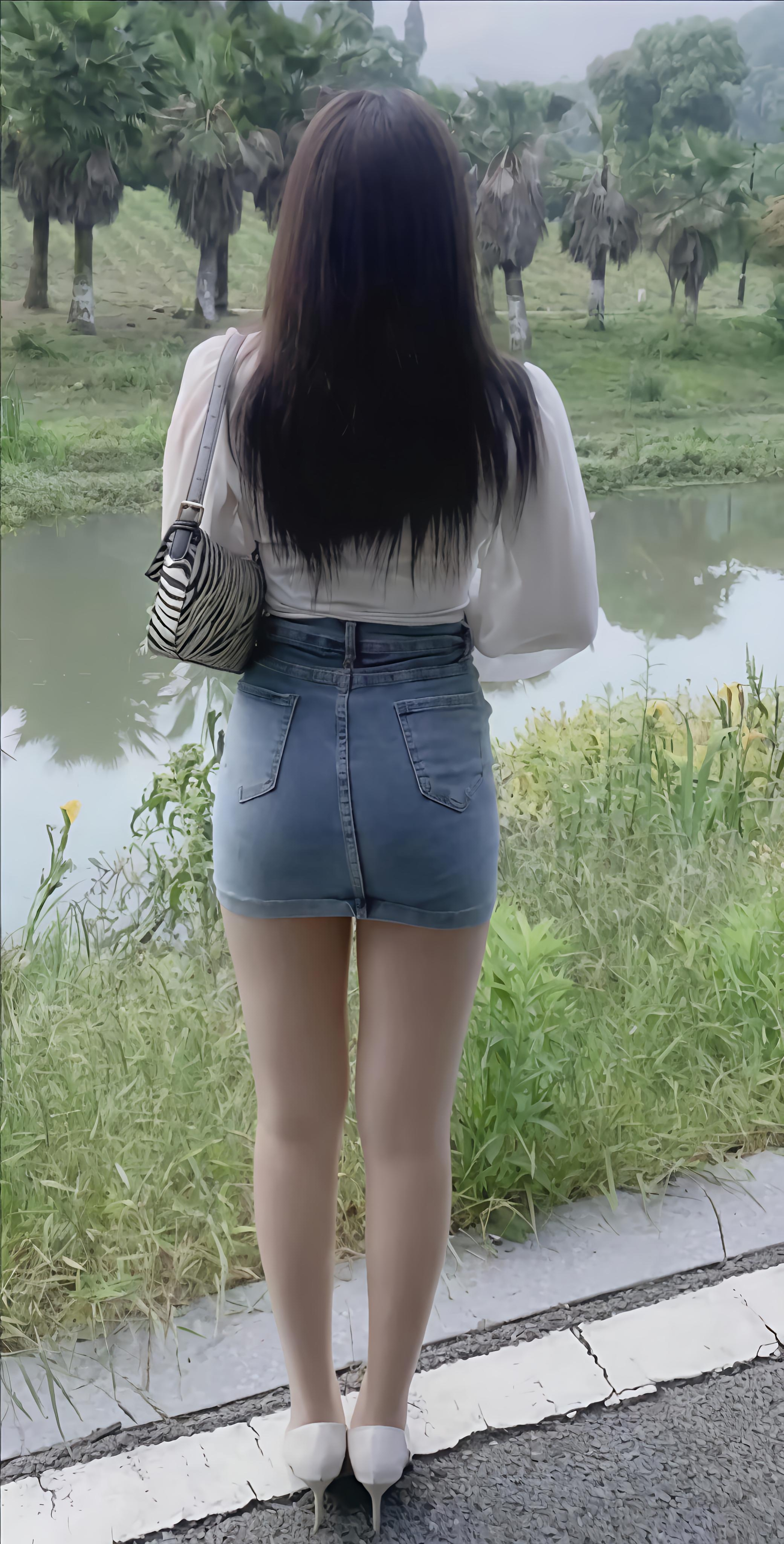 背影映水畔,白衫牛仔裙,藏着小美好