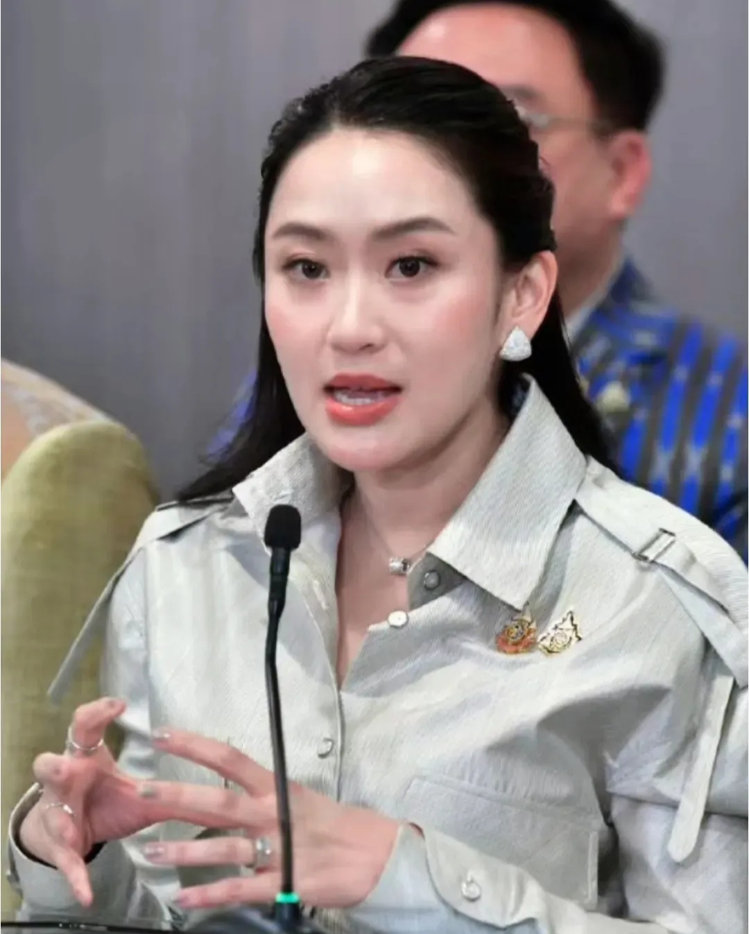 鞋跟还刻"为人民服务"缩写!