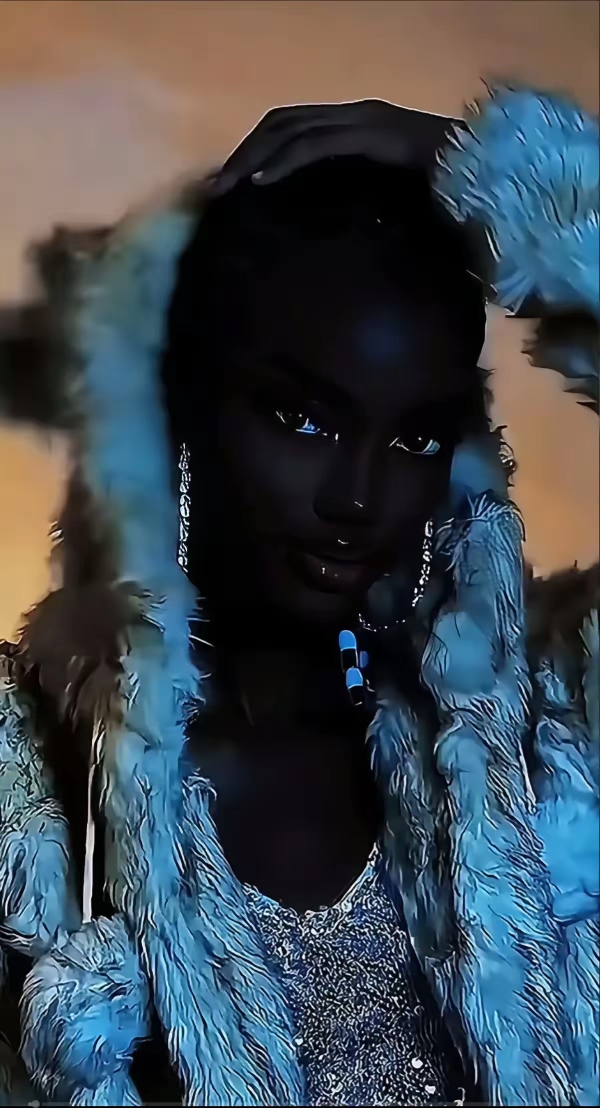 黑妹是蓝眼 蓝眼是黑人中的贵族,非常漂亮,这个小黑妹有着黑炭色的