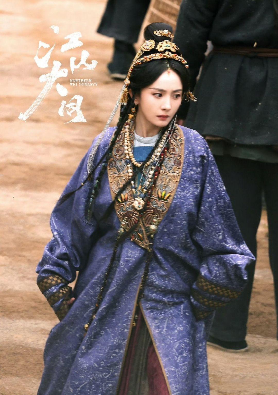 同样是饰演少数民族政权的传奇太后杨幂和唐嫣的造型各有韵味