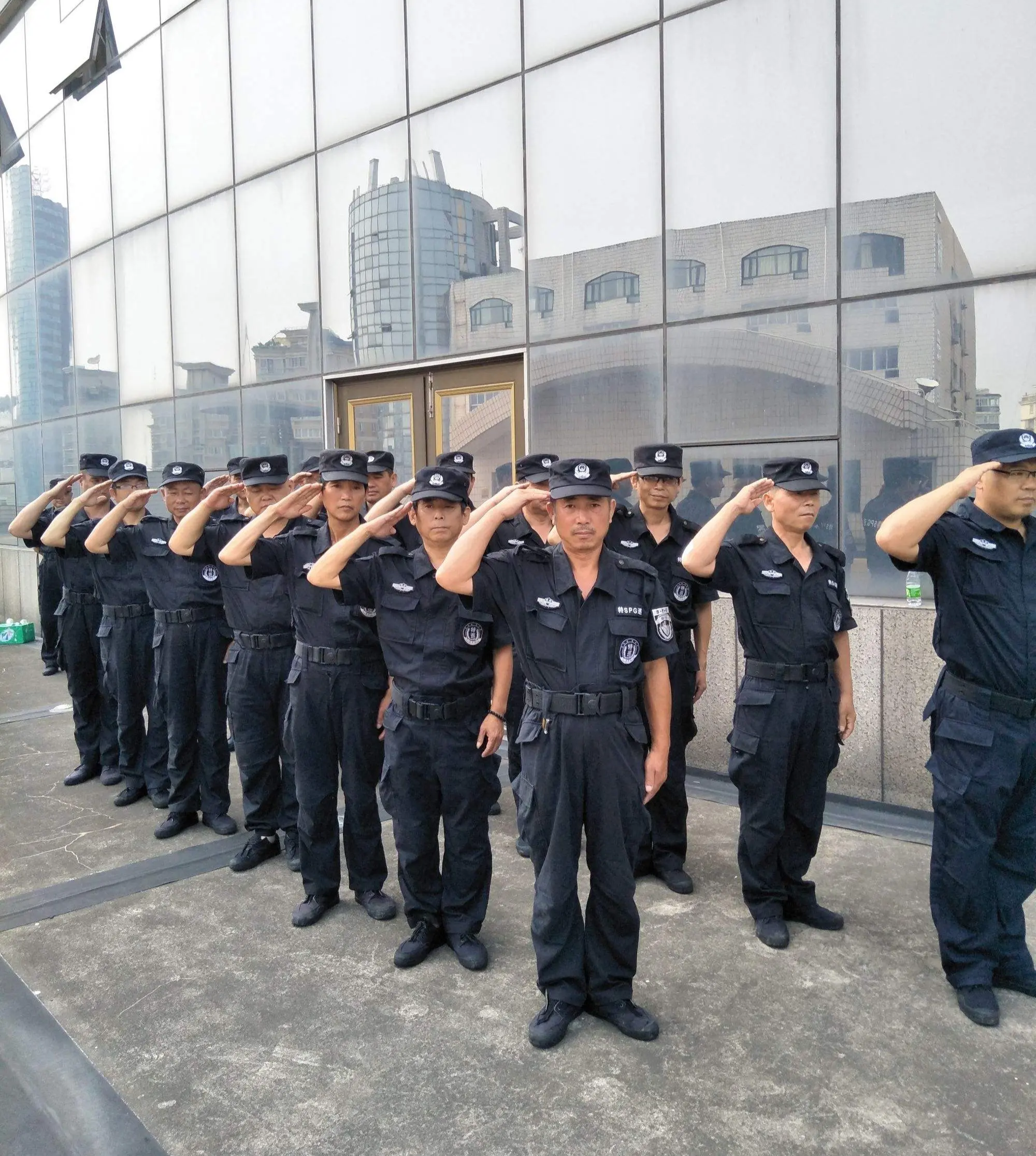 一哥们做保安,每月工资三千多