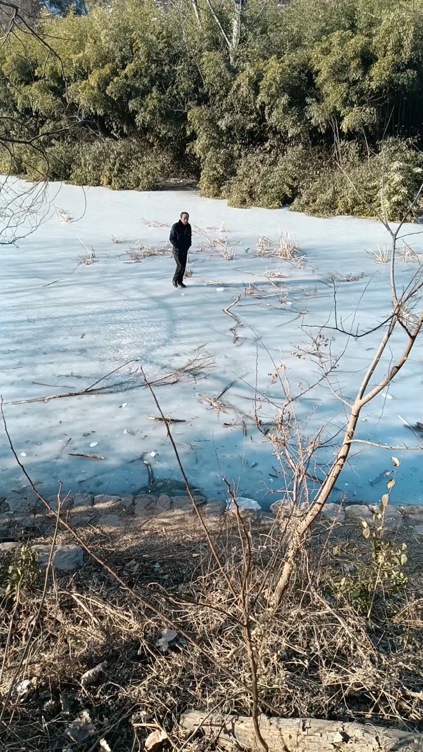 倒春寒,河面结冰一尺厚,滑冰还要注意安全