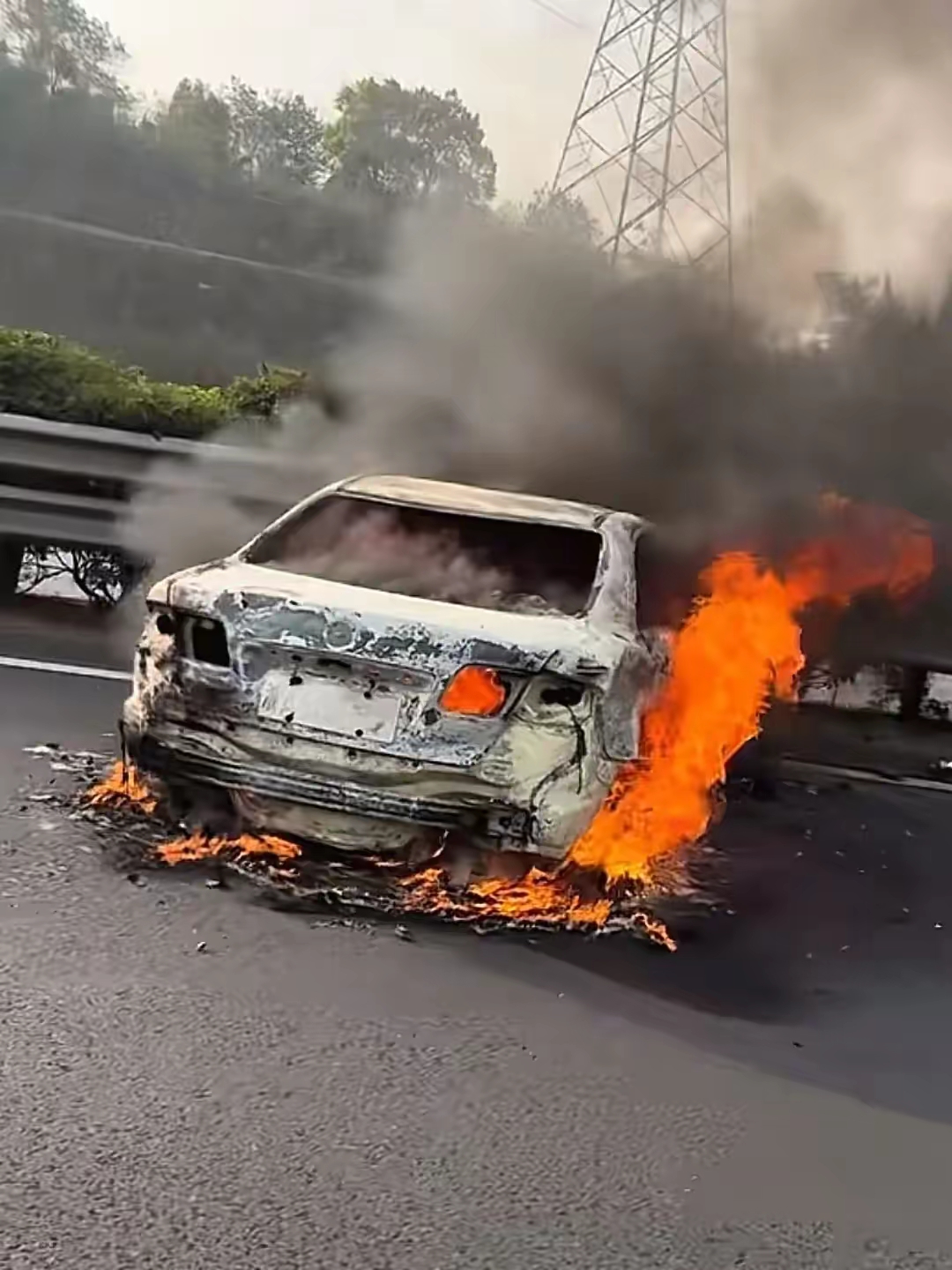 油车失控撞护栏起火,车门紧闭司机被困!