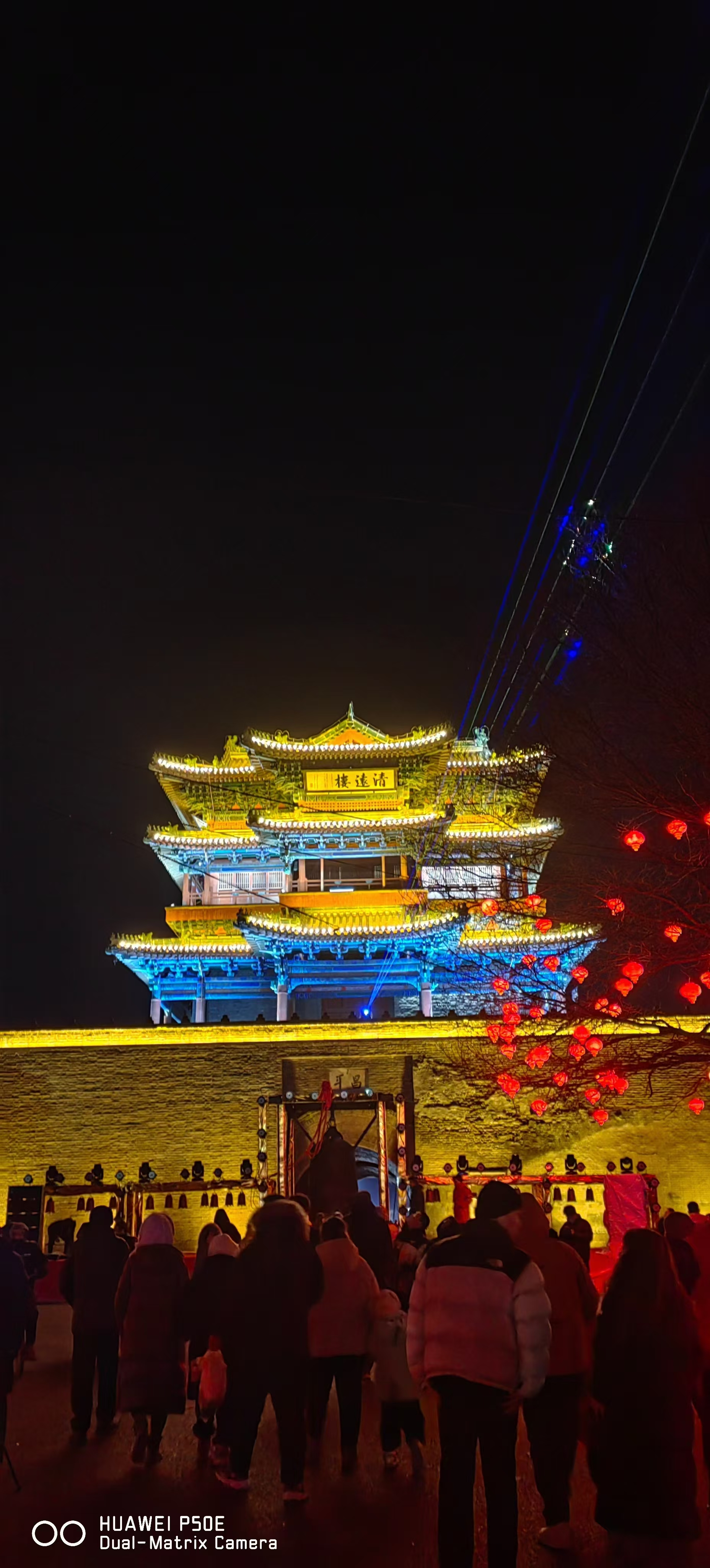 夜幕降临,古城宛如被施了魔法,褪去白日的喧嚣,换上了如梦似幻的华服