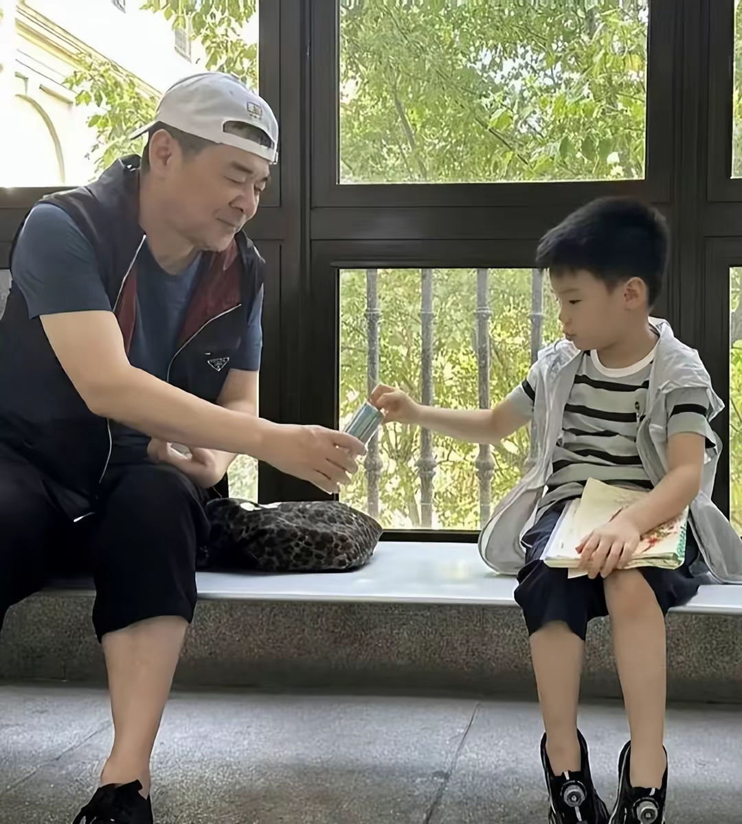 陈建斌蒋勤勤带娃环球影城一家甜蜜引关注