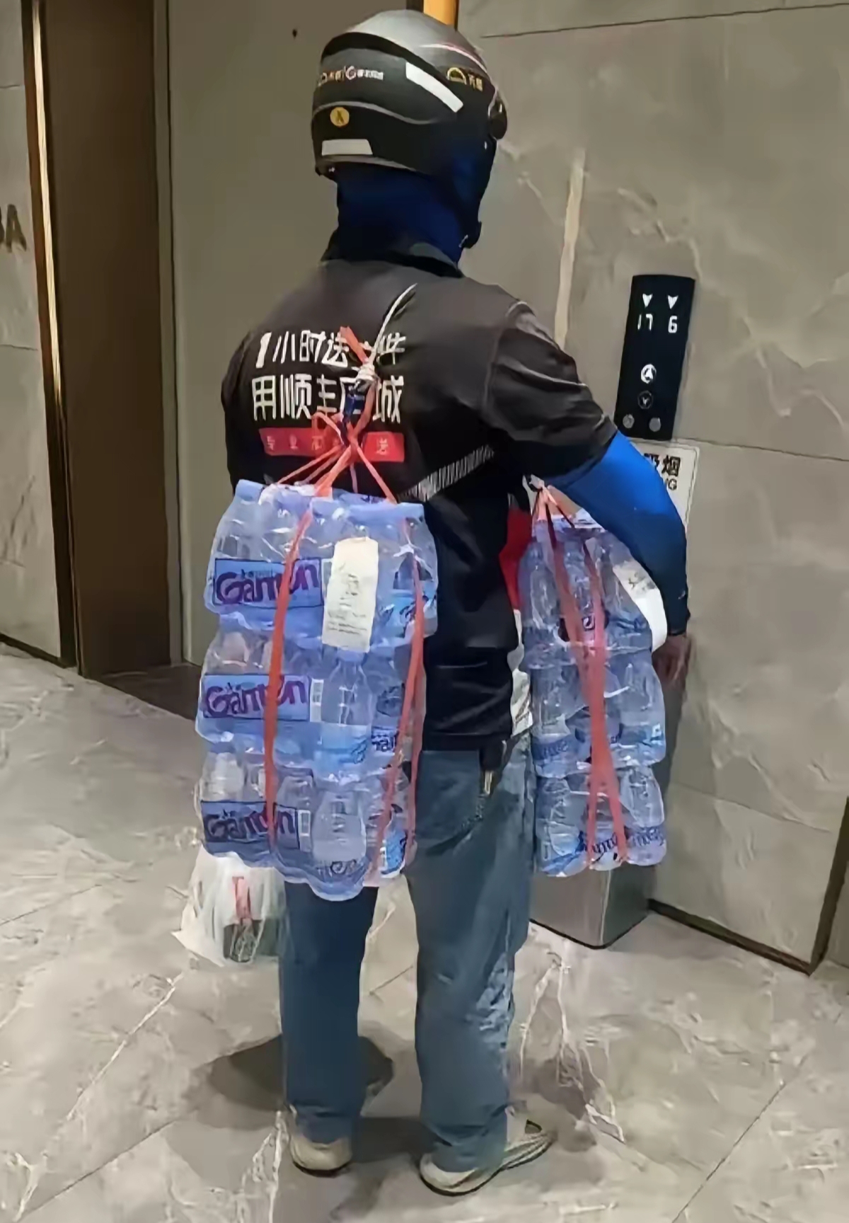 一个外卖员在聊天其中一个说了这样一句话我把那些一次买四大桶水