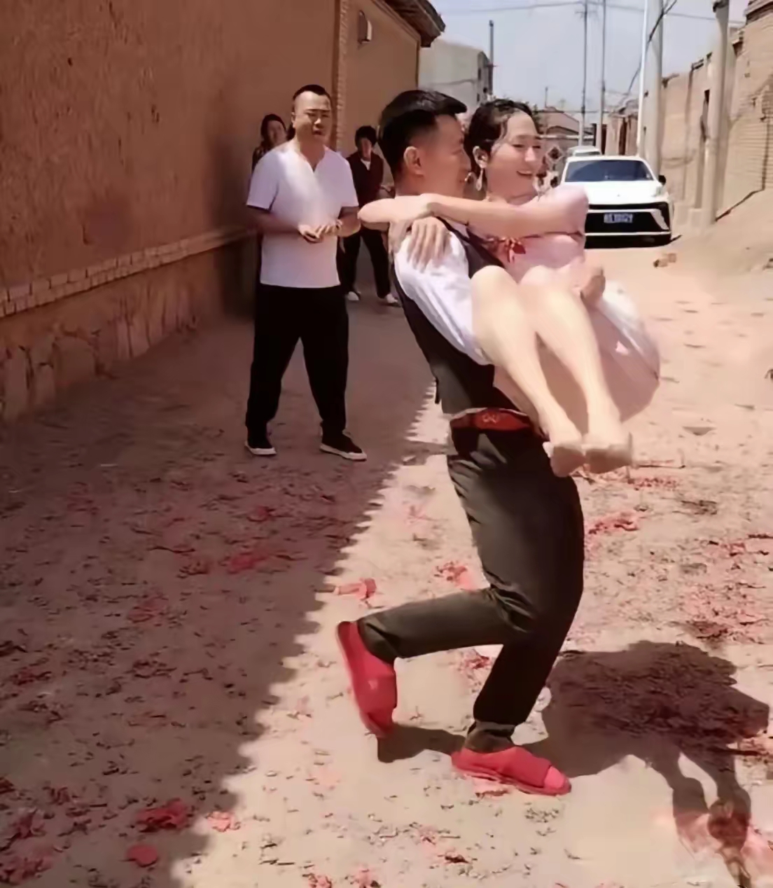 结婚当天就抱不动新娘,还把新娘扔地上了,这样的男人靠不住吧?
