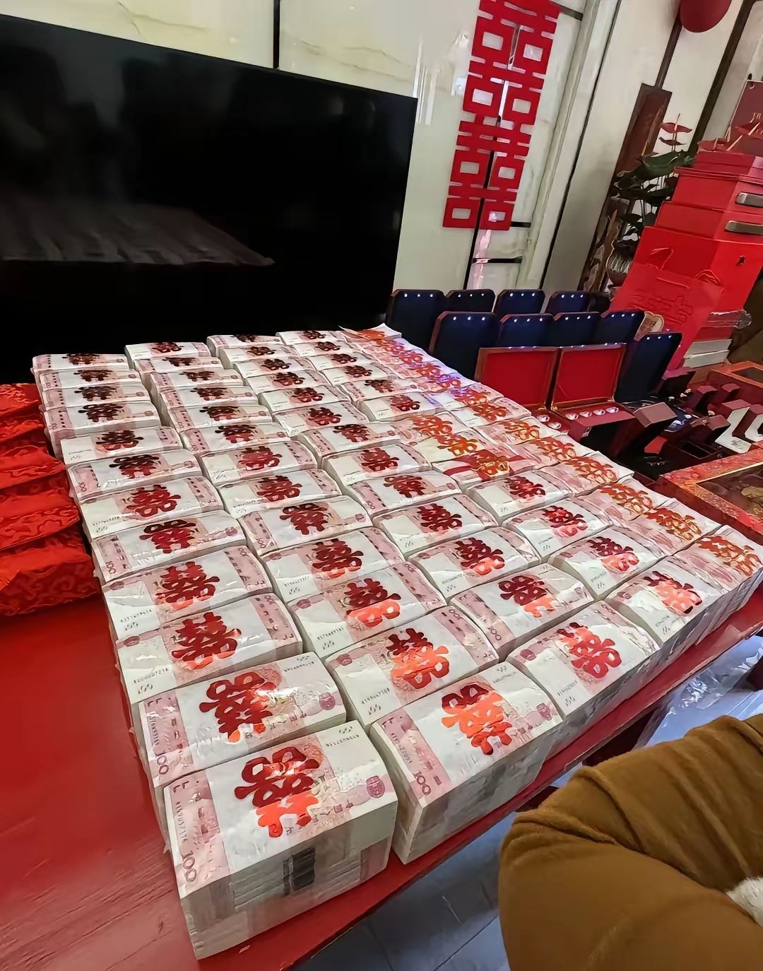 要求彩礼500万,金银首饰200万,买衣服100万,订婚宴100万,奔驰车100