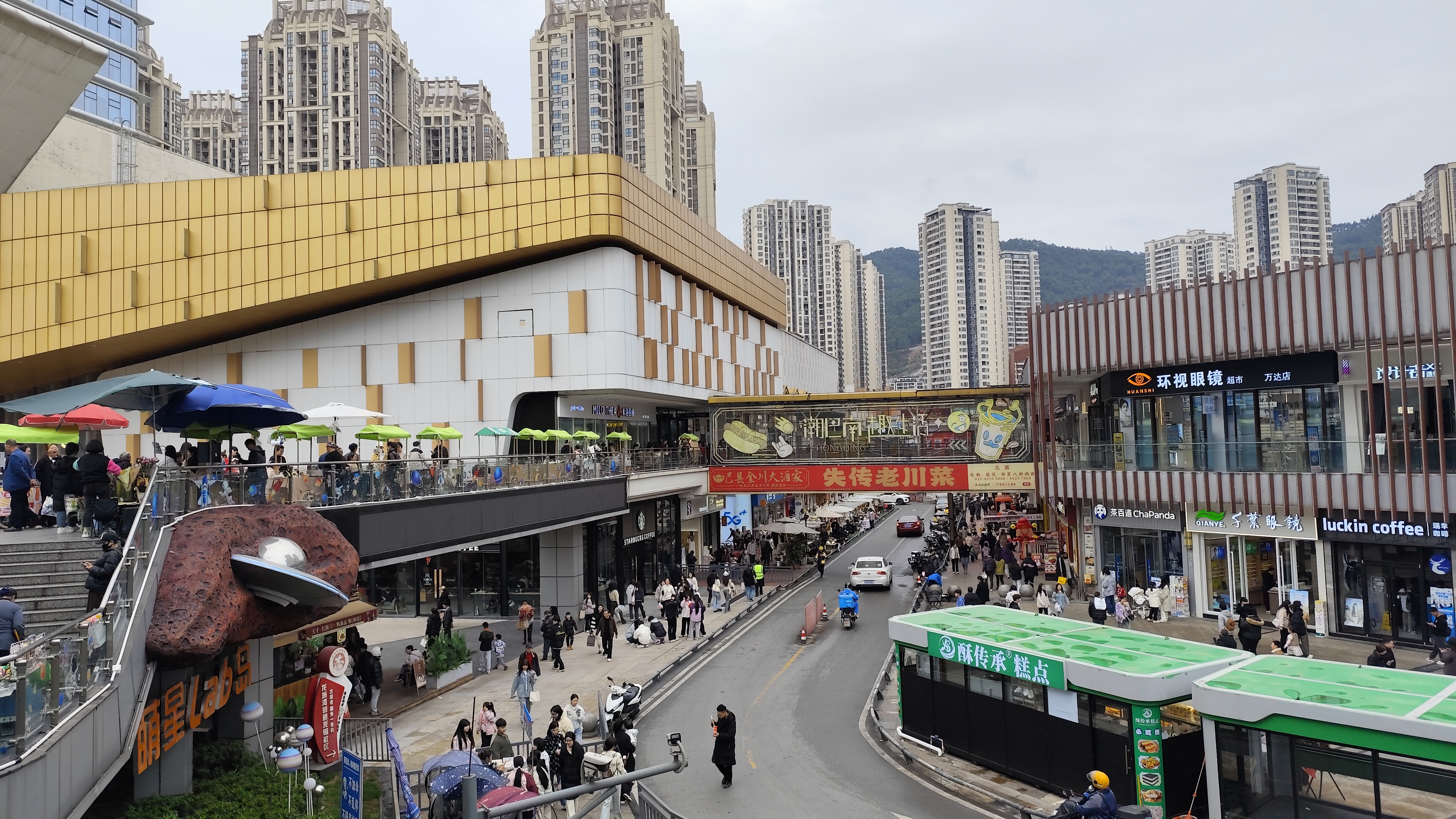 昨天路过巴南万达广场,虽然天空有点飘雨,但逛的人还是不少,万达广场