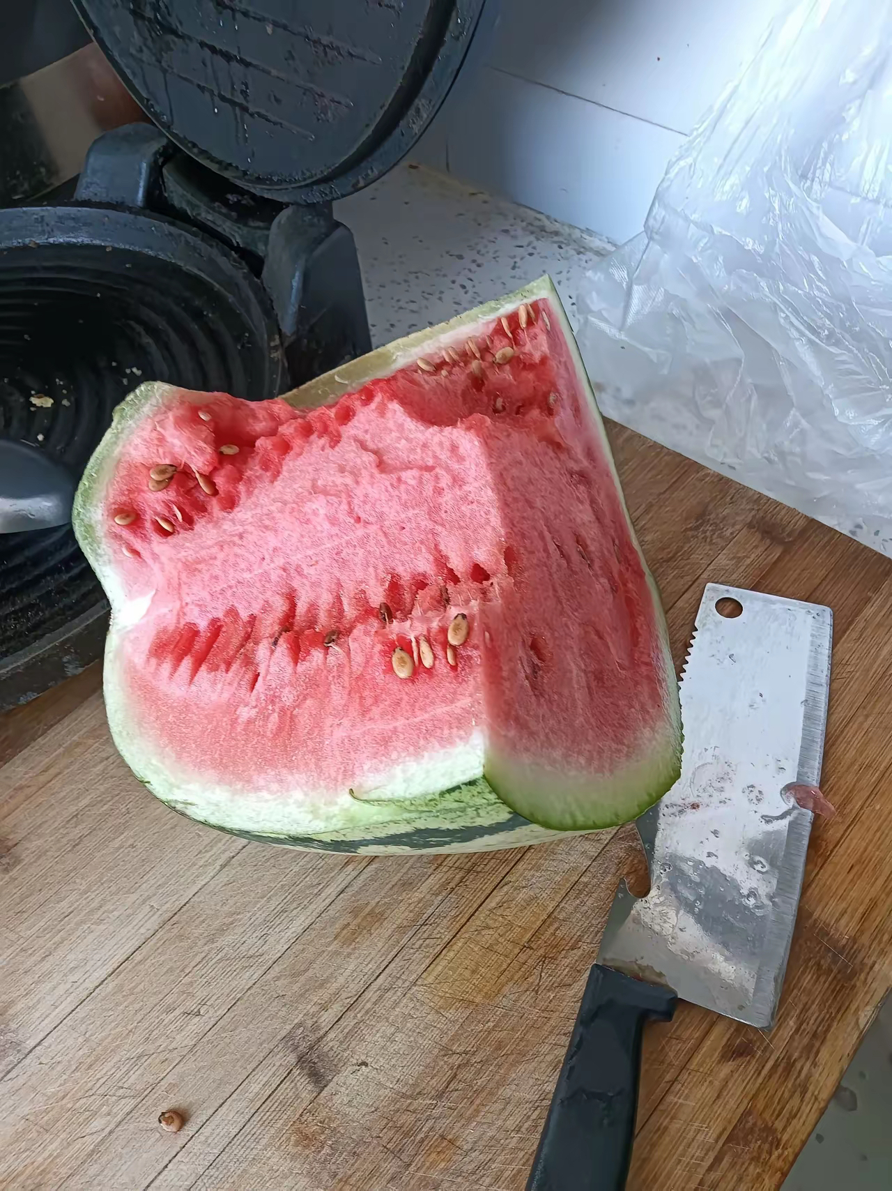 剩下的西瓜放冰箱冷藏,我总觉得不太放心,干脆就想:不如冻起来试试?