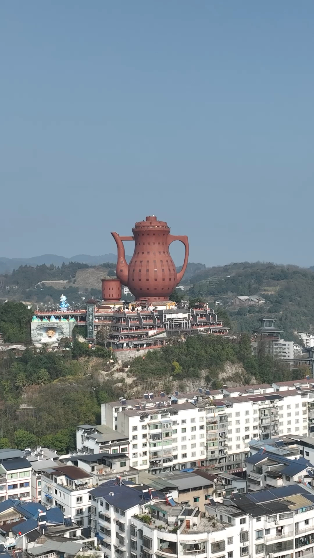 贵州遵义的天下第一壶,是世界上最大的紫砂茶壶,被誉为人间天壶