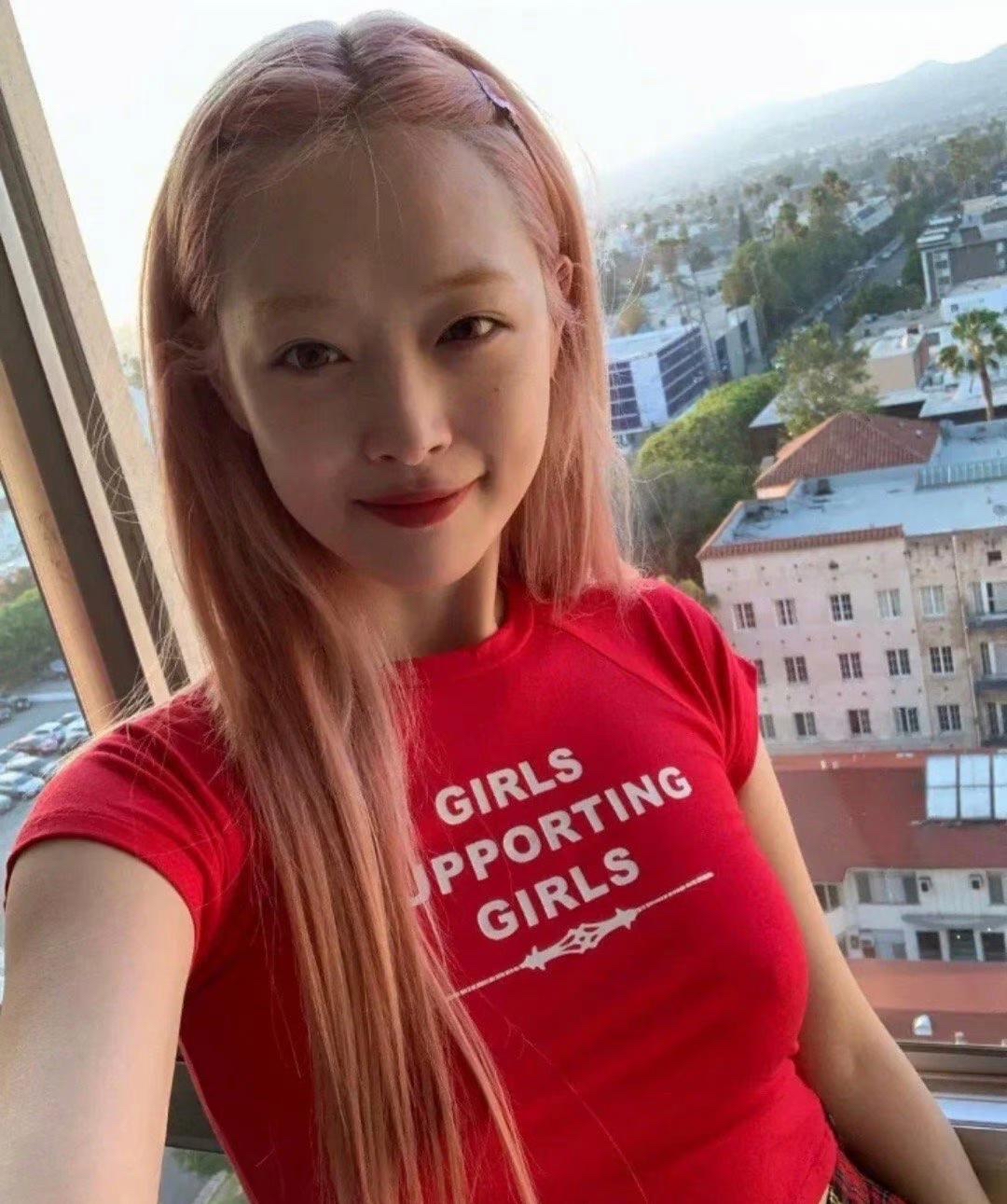 崔雪莉啊 那个时候大家的女性意识还没现在这么觉醒 但她就穿着girls