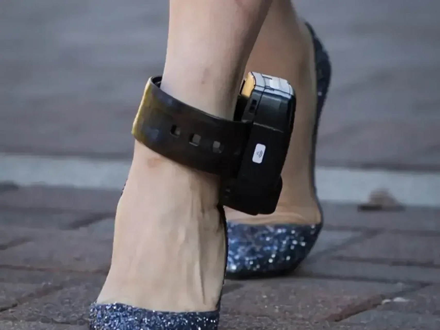 还是发生在孟晚舟女士的身上,当时感觉不可思议,不清楚戴着它有什么用