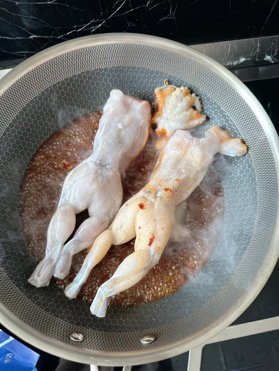 再看看自己的身材,居然还不如牛蛙的好,这也太气人了…  难怪都说吃