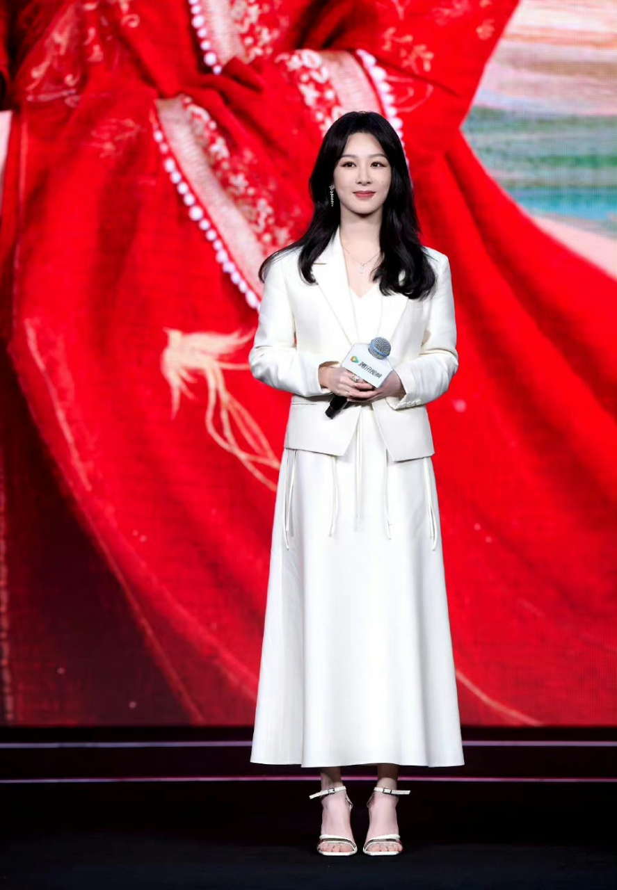 杨紫御姐造型,一身白色西装气场全开,耳朵上的小花耳环又很精致,增添