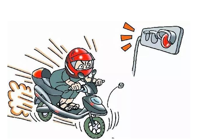 晋江夫妻二人在十字路口闯红灯,骑电动车撞在一起,妻子受伤