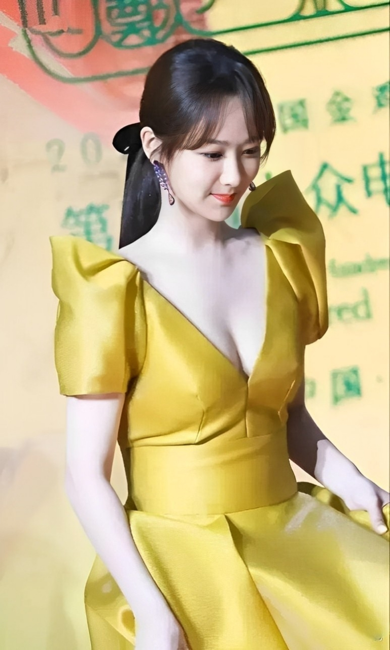 杨紫真的很适合金色深v礼服 集高贵,大气,优雅,性感于一身.