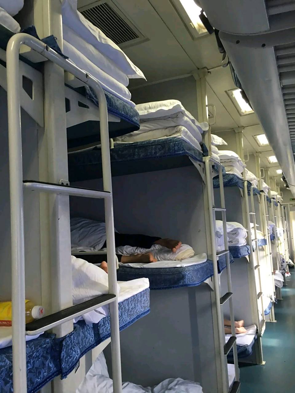 "这个位置有人了,"我率先开口,心里有些预感不妙.