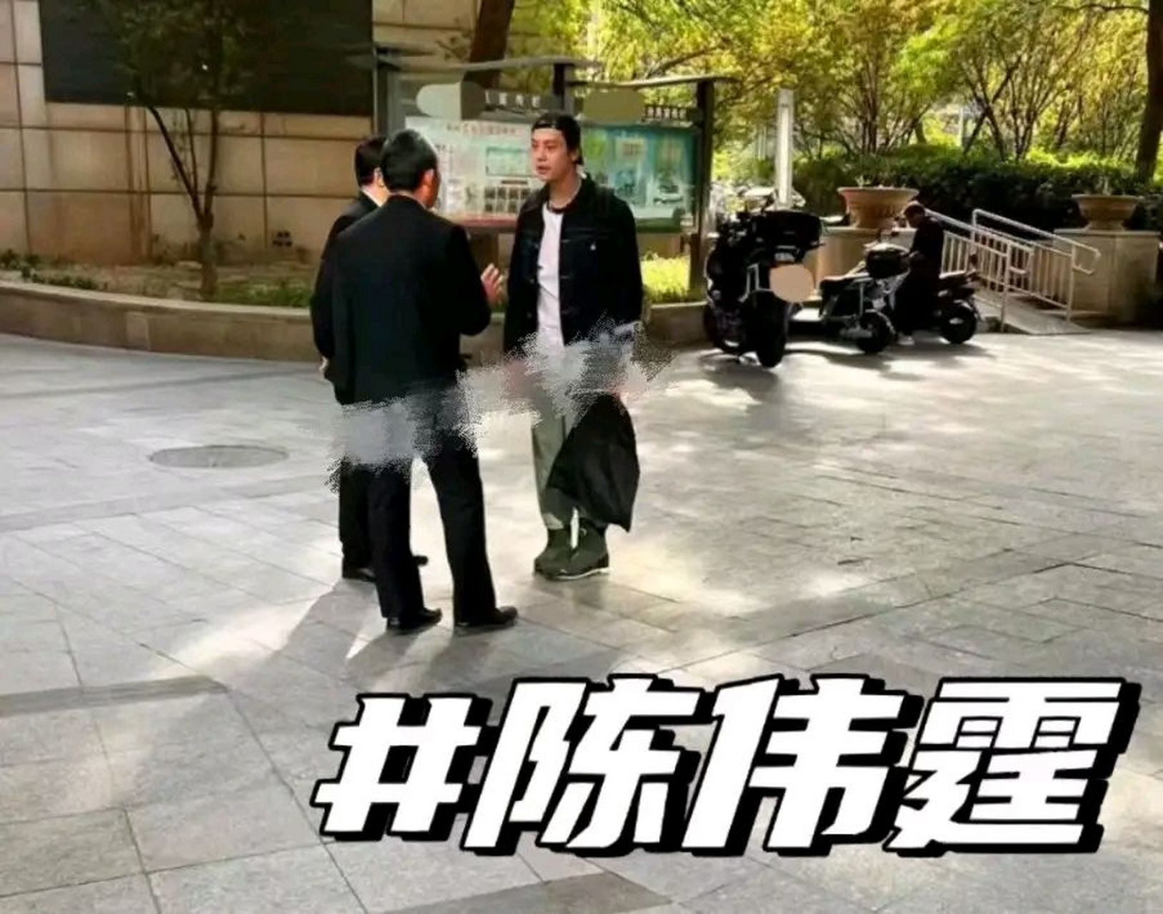 陈伟霆小区乱停摩托车被保安大爷教育,本人认真挨训,无明星架子!