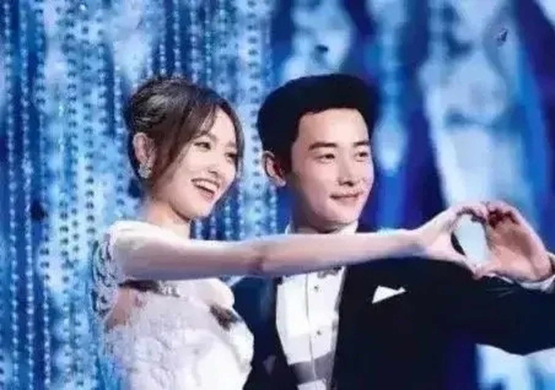 刘亦菲和罗晋也是北电02级同班同学,而她和罗晋的老婆唐嫣也是多年