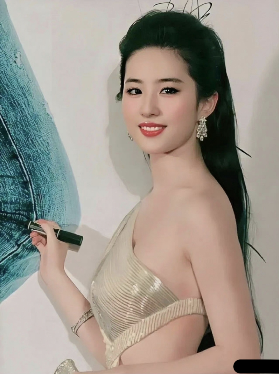 突然发现刘亦菲的礼服一般都是露背或露腰,很暴露的衣服她都不穿,挺好