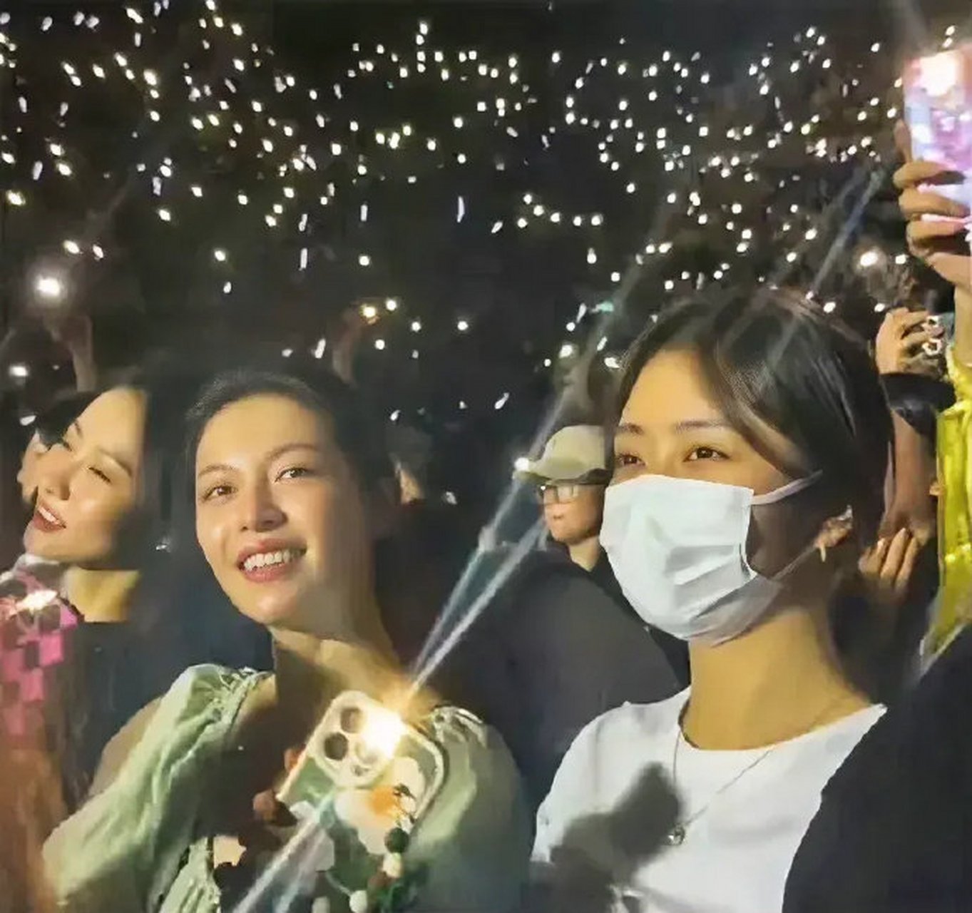 谭松韵钟楚曦一起看毛不易演唱会,谭松韵年纪居然比钟楚曦大三岁