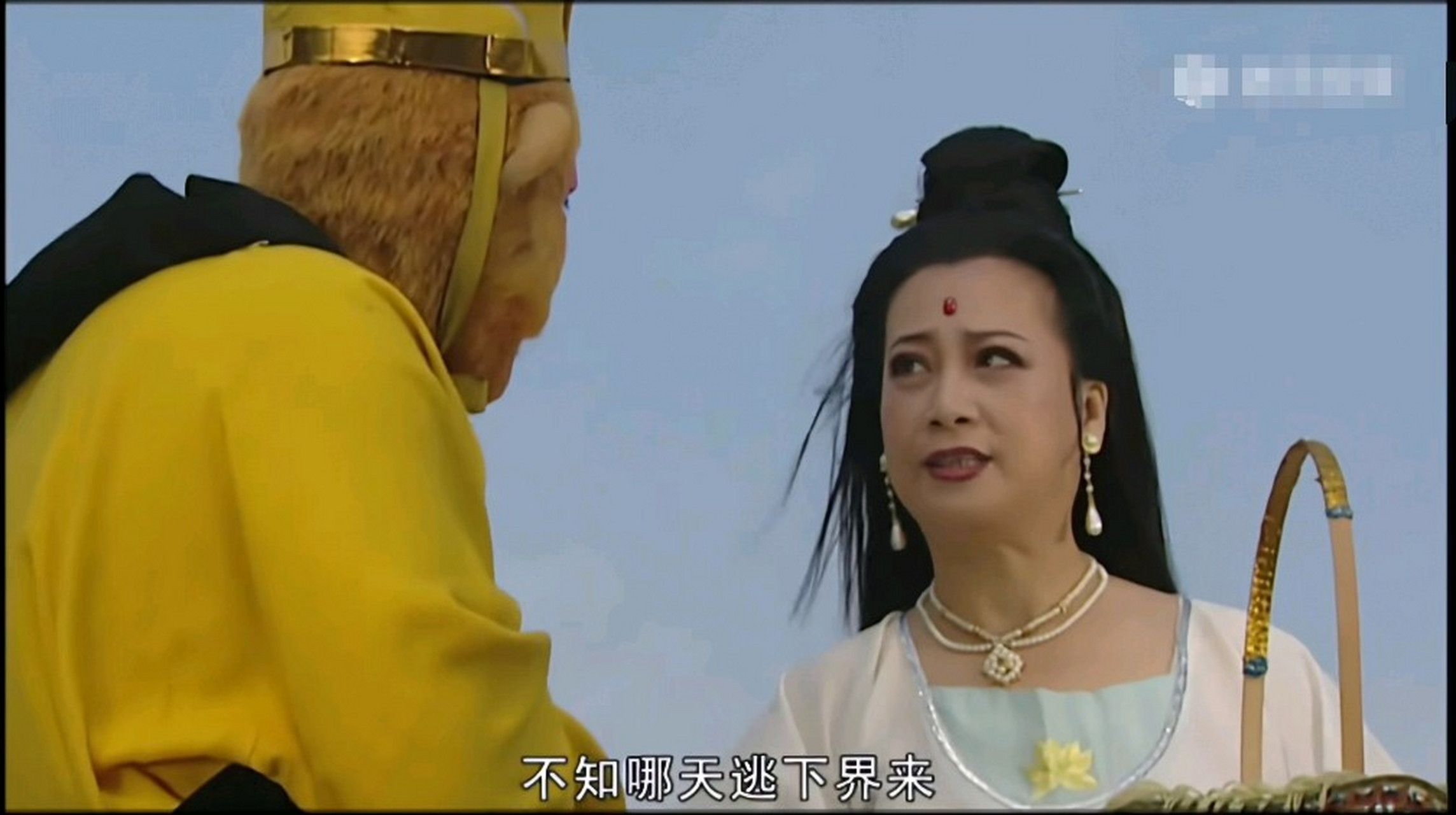 菩萨编好竹篮,走出竹林,便与悟空一同前去降妖