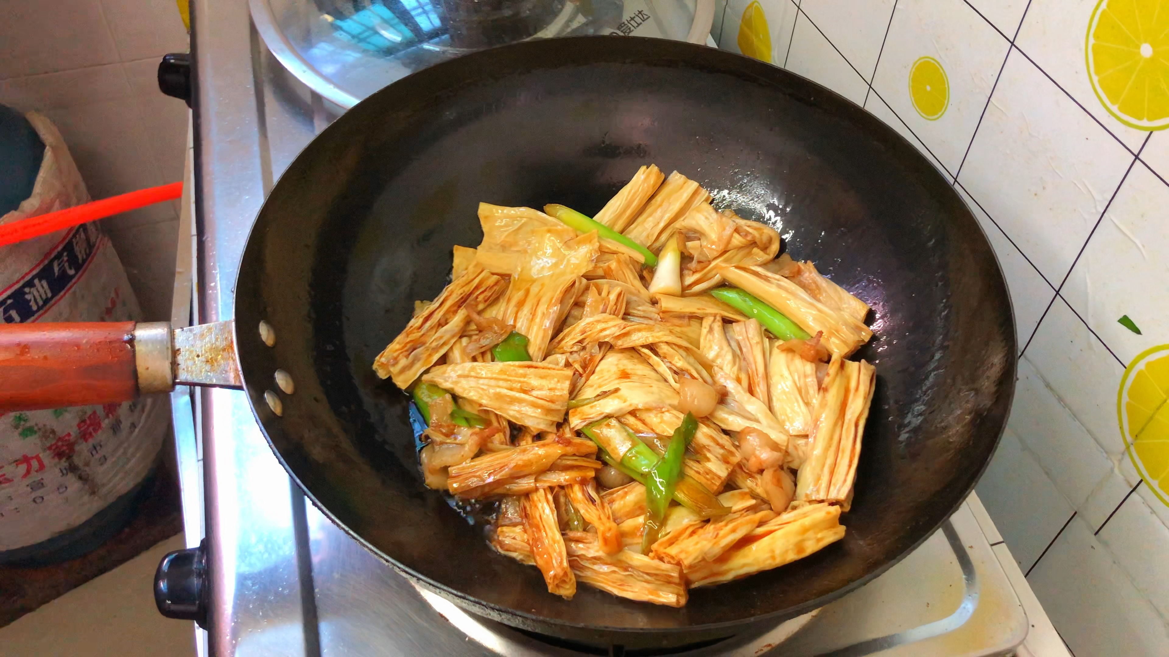 这样做腐竹焖猪肉酱香入味,家庭小灶家常做法,出锅鲜嫩爽滑