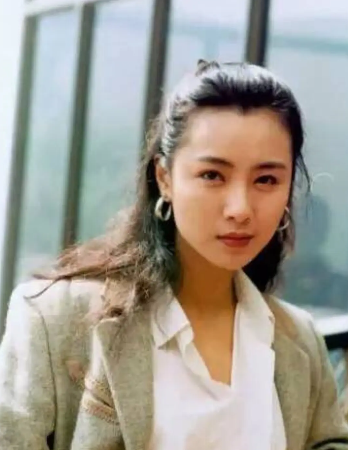 香港第一美女袁洁莹被男神和富豪背叛,昔日顶流现与同性相爱!