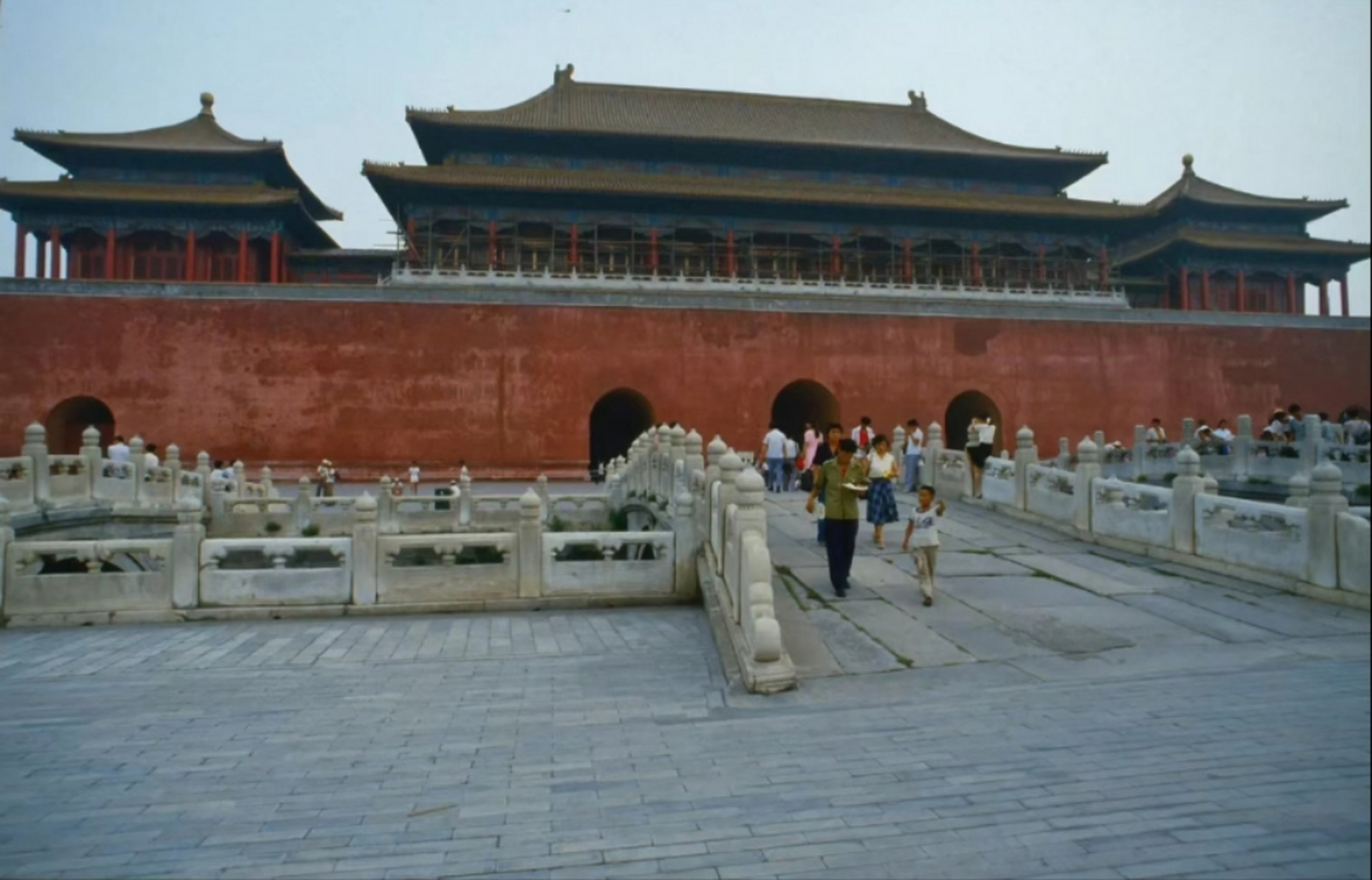 1985年,北京故宫老照片,那时候,私家车很少,故宫附近没有那么多小汽车