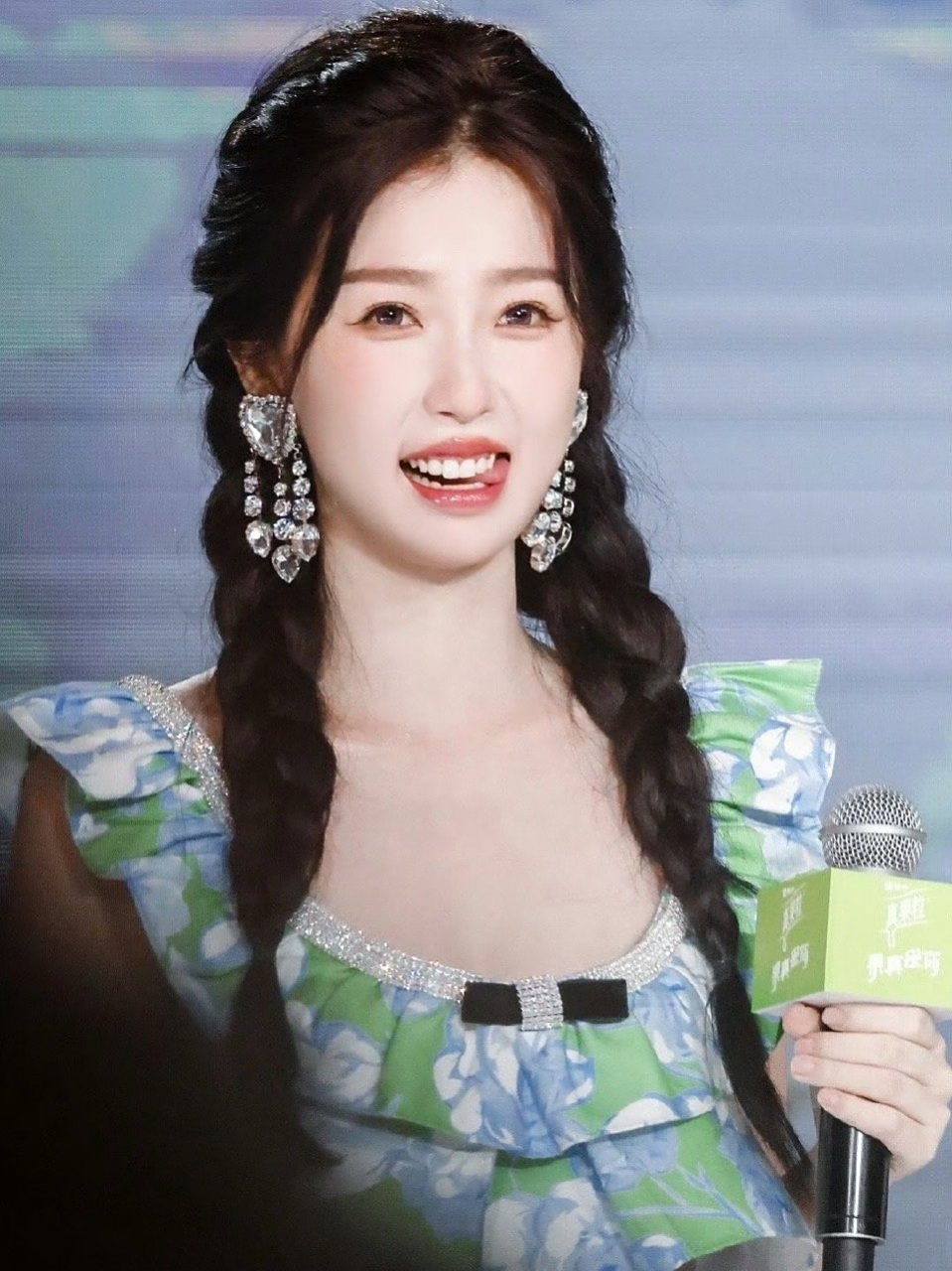 虞书欣今日活动生图和粉丝精修