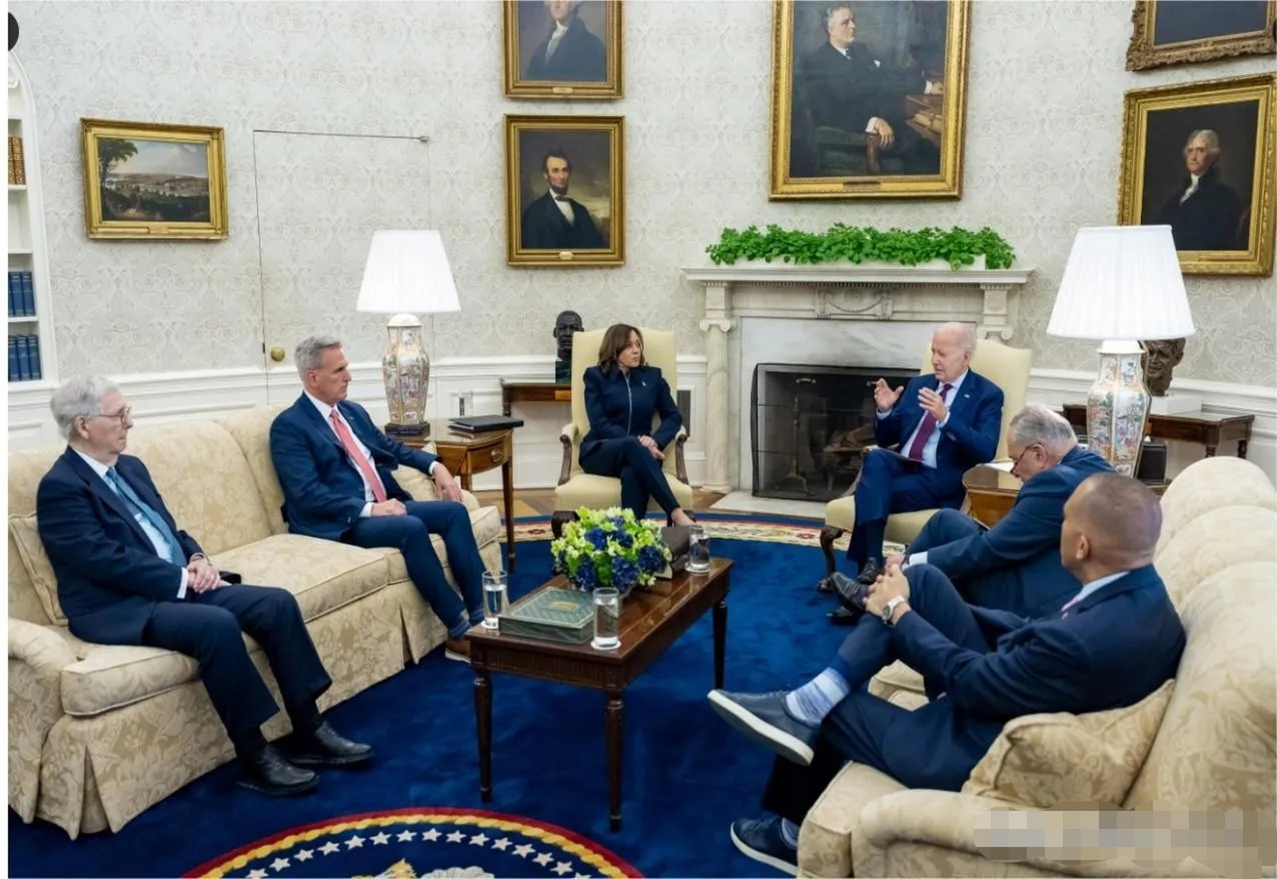 5月17日下午,美国总统拜登在椭圆形办公室接待了舒默,麦康奈尔,麦卡锡