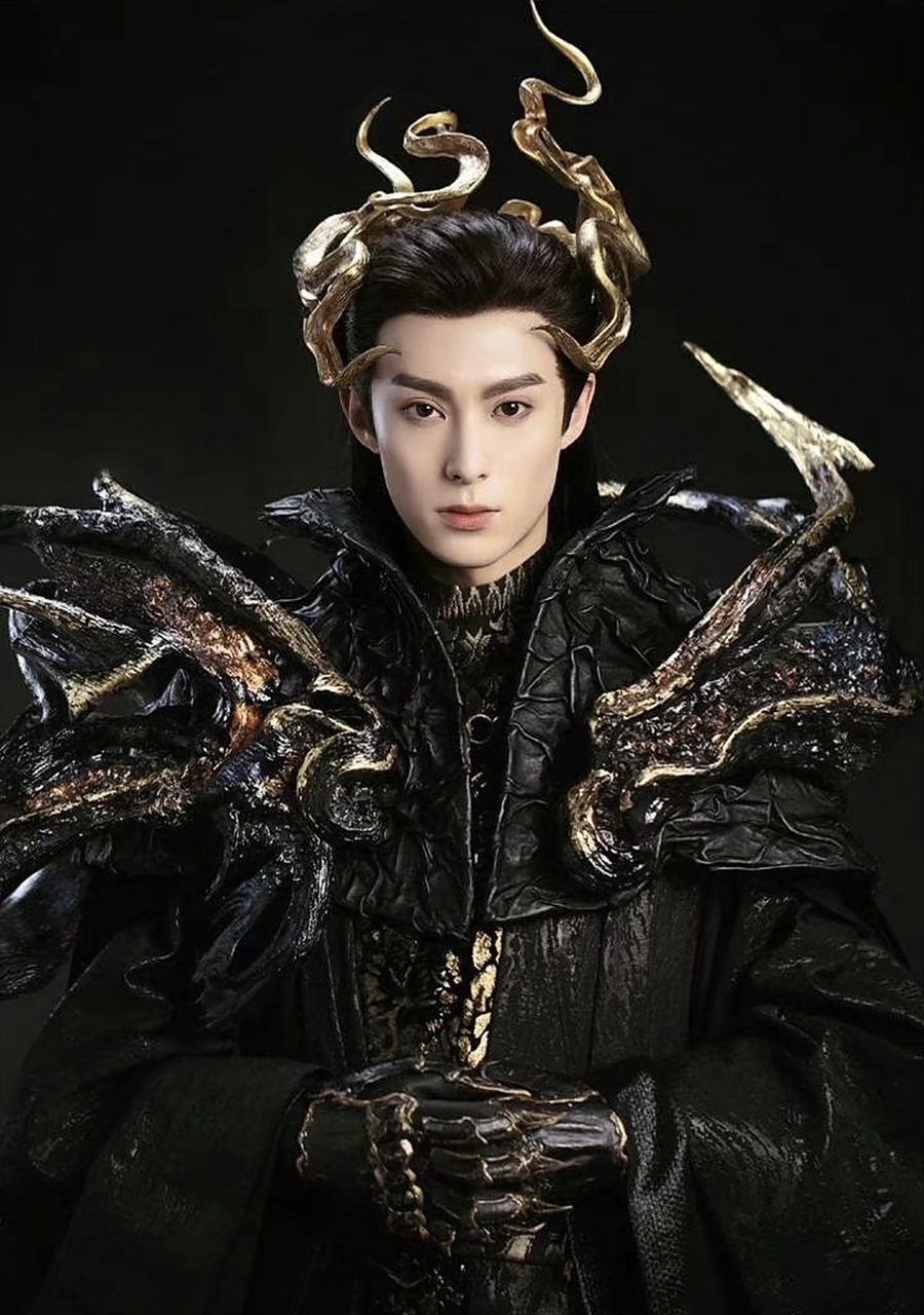 第一张是痞帅的疯批魔尊,第二张一看就是位有钱的魔尊