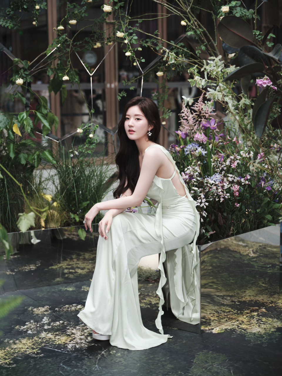 赵露思今日活动造型,薄荷绿吊带长裙勾勒好身材,夏日里的一抹清新
