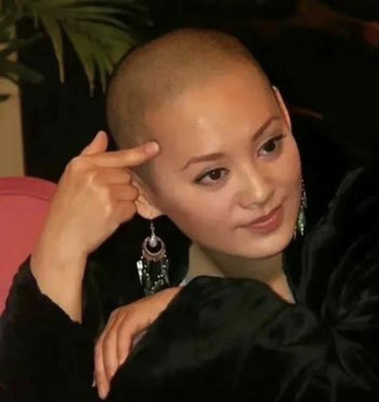 宁静光头造型也是美的,她也曾透露这是她最喜欢的发型,凉快又方便,有