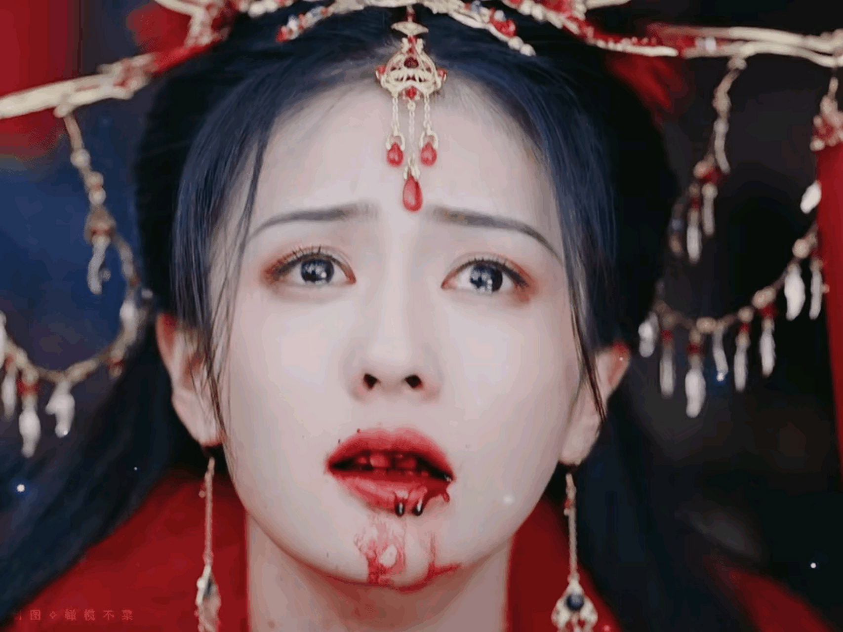长月烬明两位主演的吐血造型好像恐怖片,像水管爆了一样在喷血