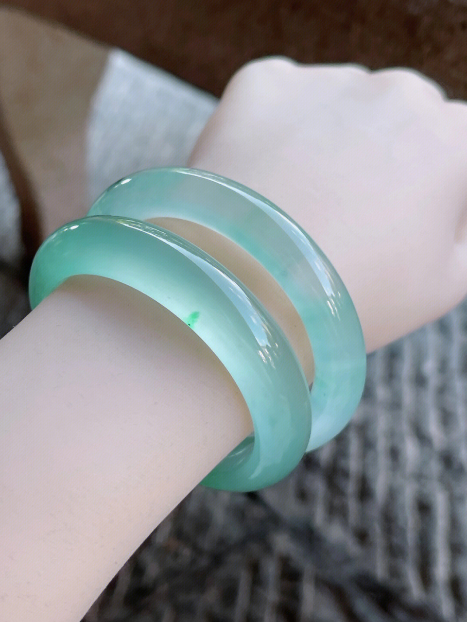 雨润青荷细腻水润 高冰飘绿翡翠手镯 这种冰种镯子带在手腕上 举手投