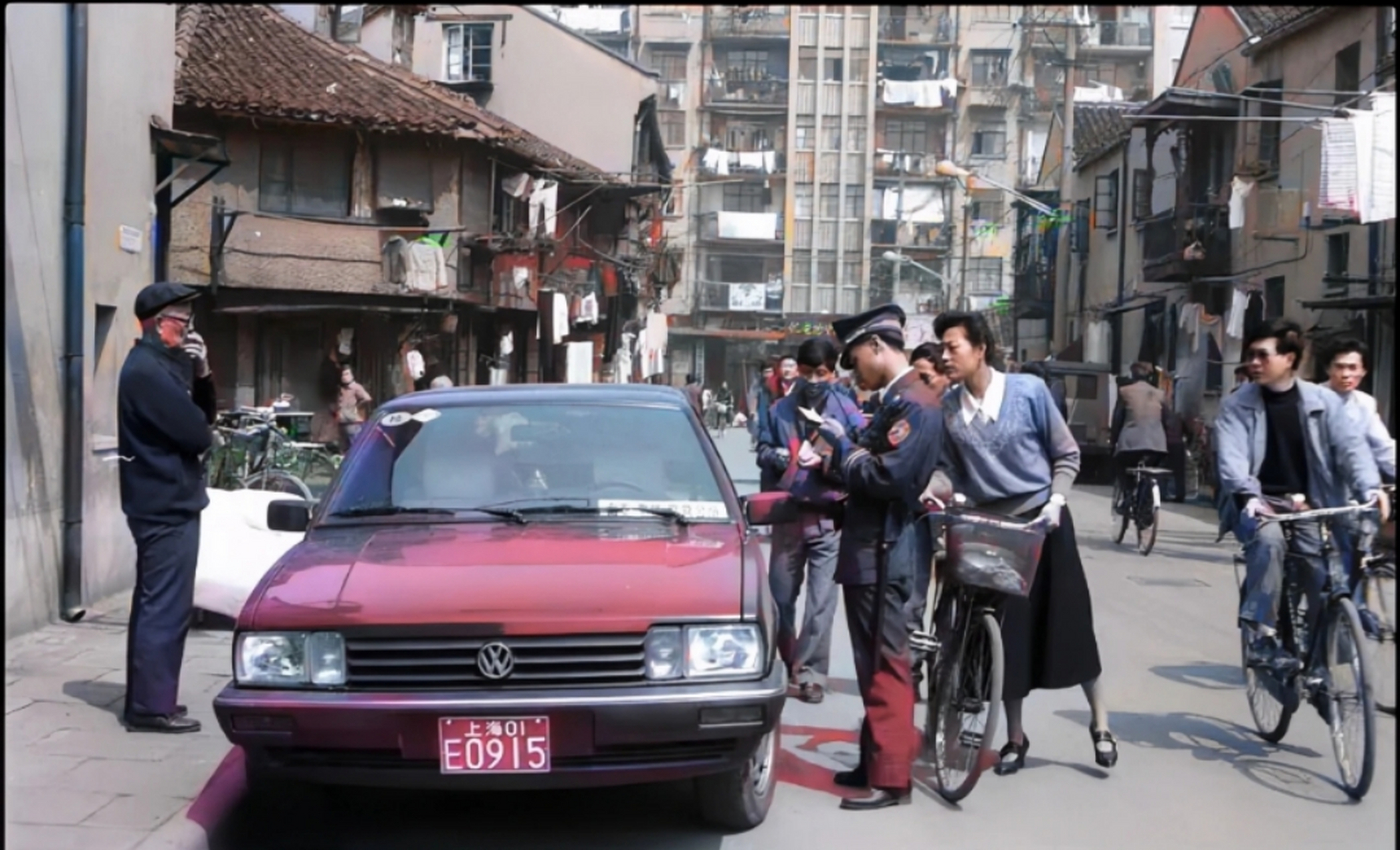 1993年,上海街头,一辆出租车停在路边,这之前是一张黑白照片,后期上色