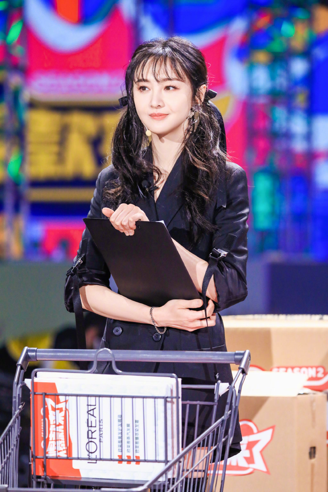 郑爽节目造型分享,短款风衣搭皮靴,飒甜的双马尾女孩令人心动