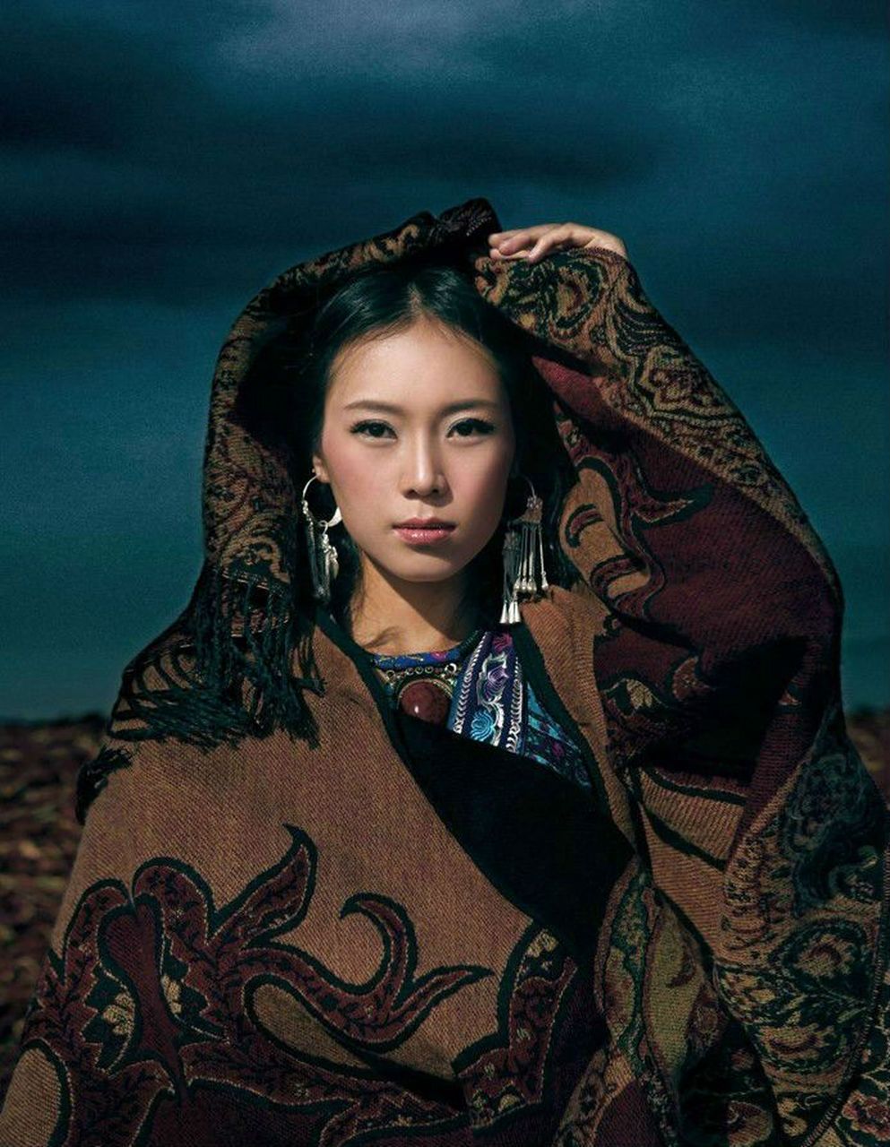 云朵,原名谢春芳,羌族,1987年2月出生于四川省阿坝藏族羌族自治州茂县