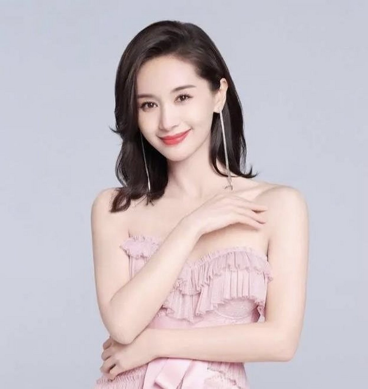 助理跪地为王子文穿鞋# 王子文被指架子大,助理双膝跪地为其穿鞋.