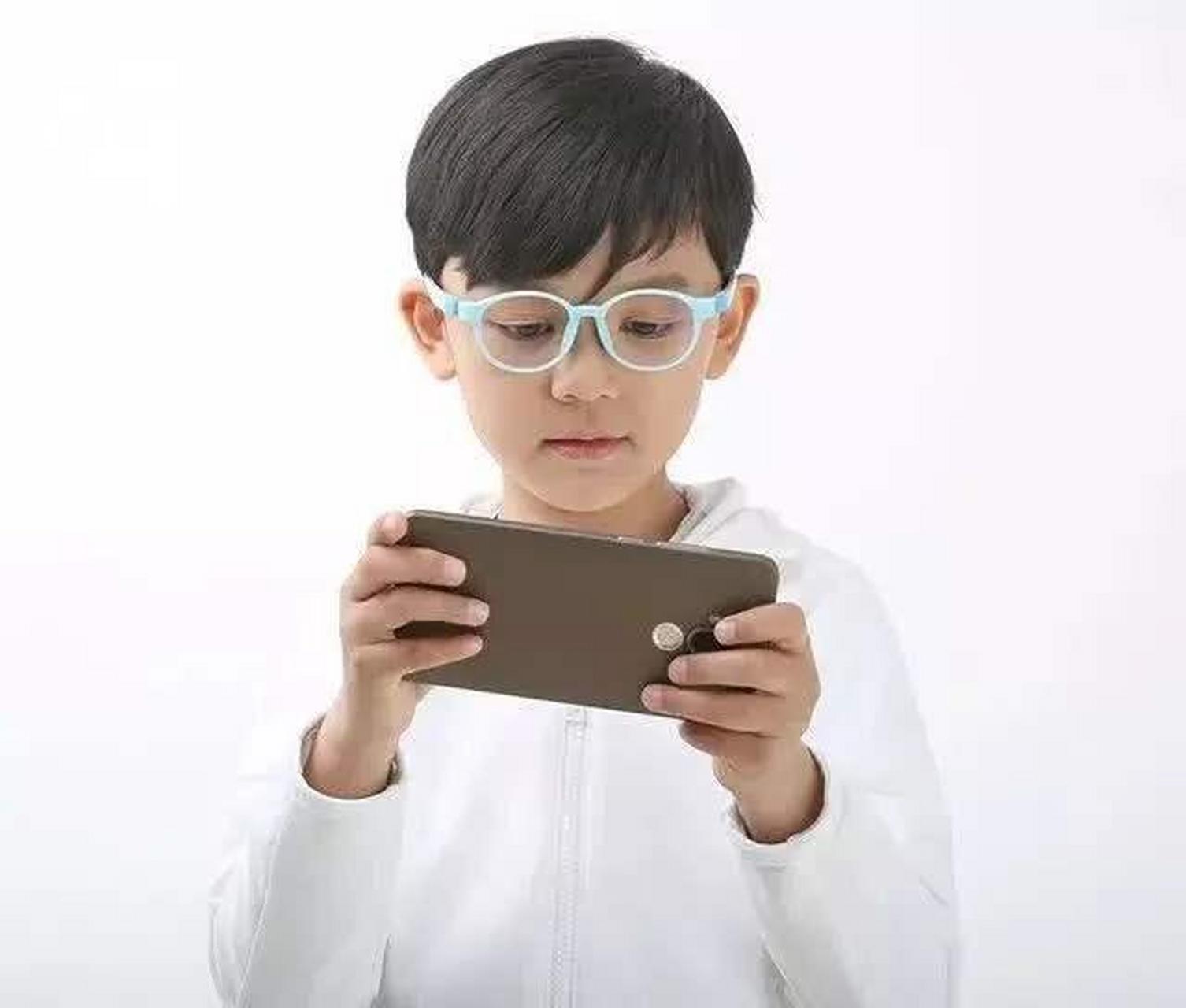 美国小孩看电子产品为什么近视少?