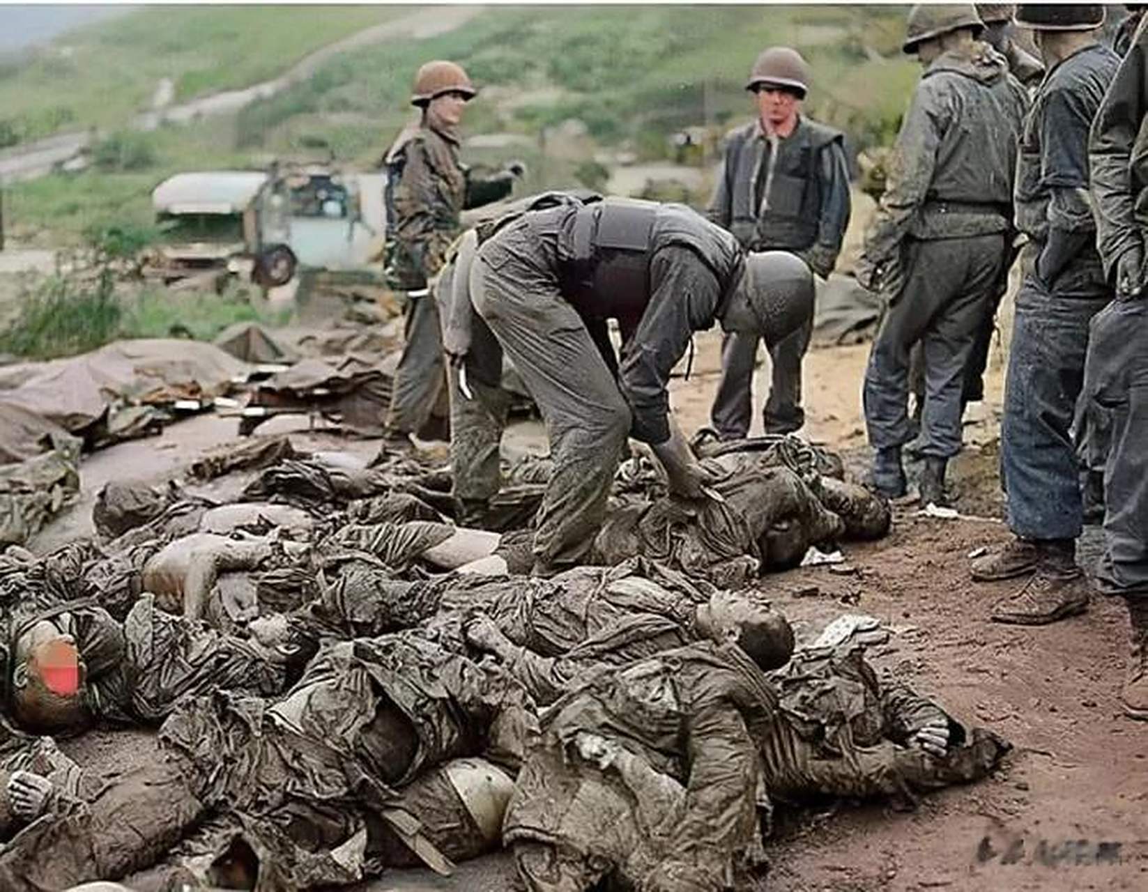 已经牺牲了志愿军战士,他们有的脸朝上,有的脸朝下