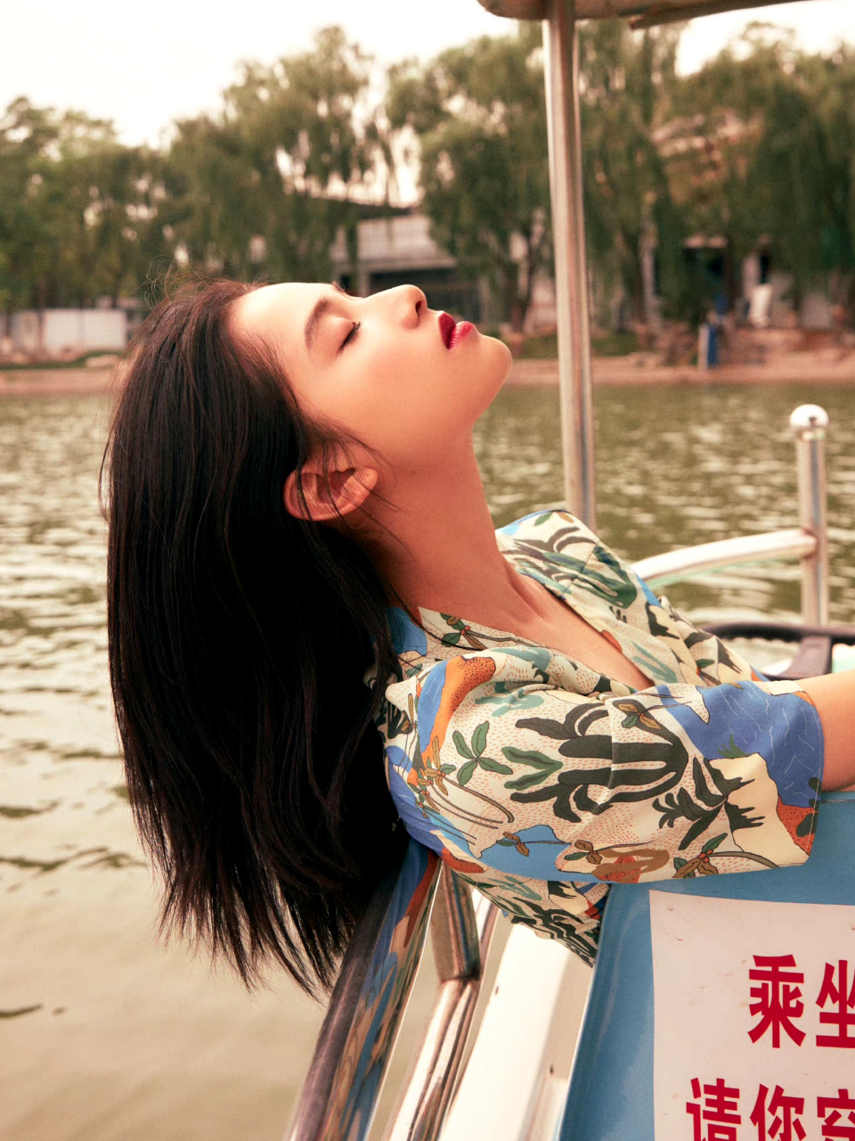 张婧仪侧脸也美