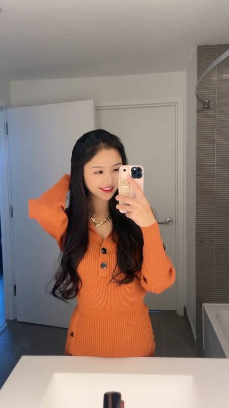 美女穿着橘黄色裙子在洗手间自拍-度小视