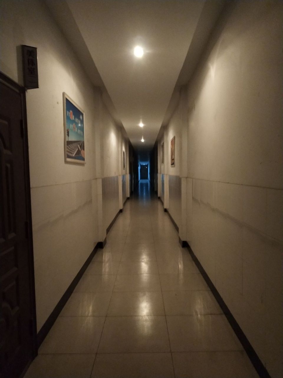 去上晚自习路过走廊感觉好阴森,求各位大佬帮我p点东西