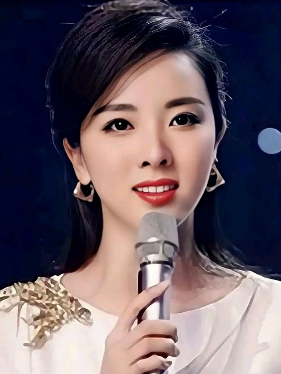 百家号星火计划# 央视最美主持人李思思 李思思以大学生身份参加中央