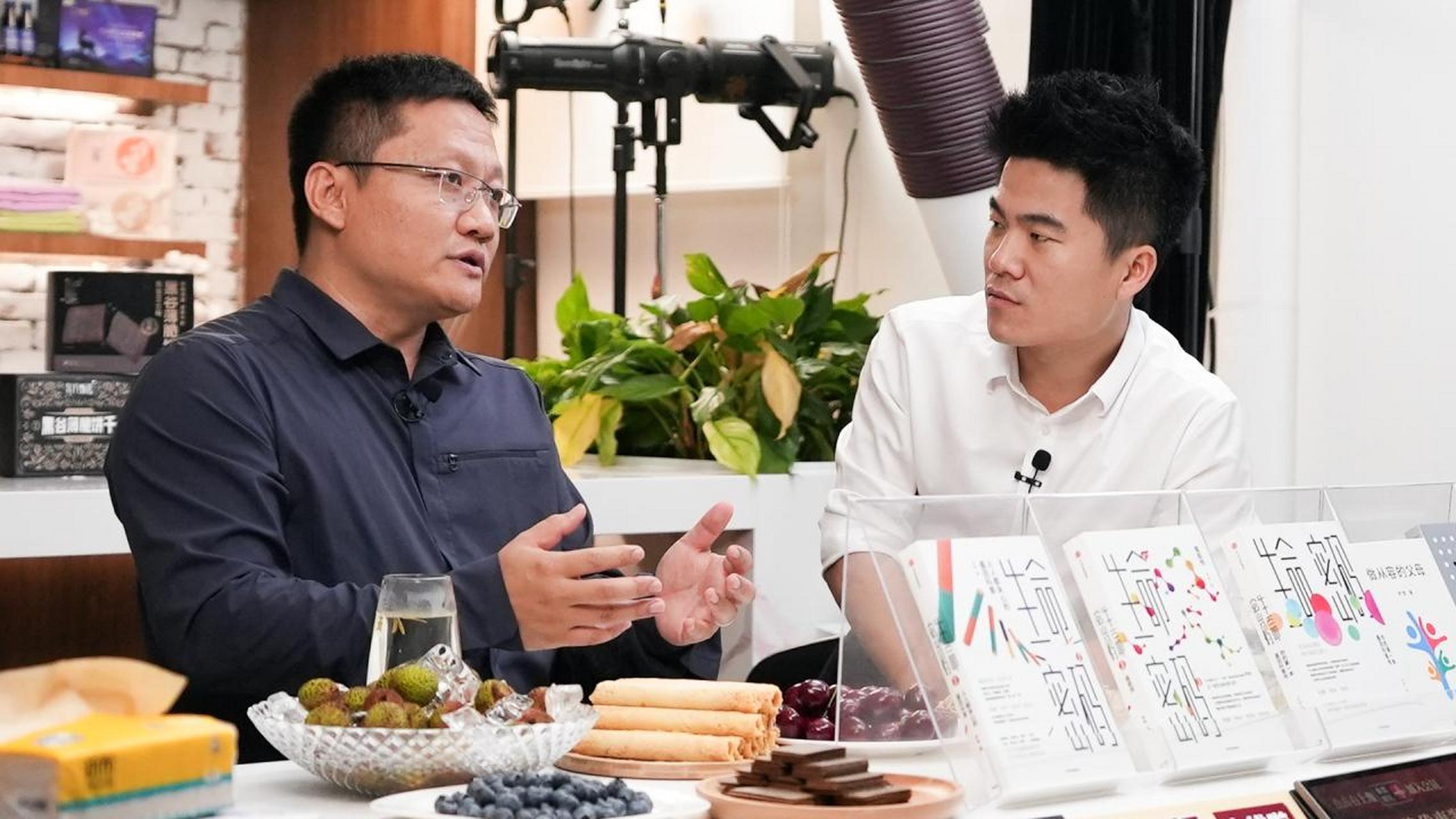 华大集团ceo尹烨跟董宇辉谈话,说自己非常讨厌现在的这种卷,因为毁了