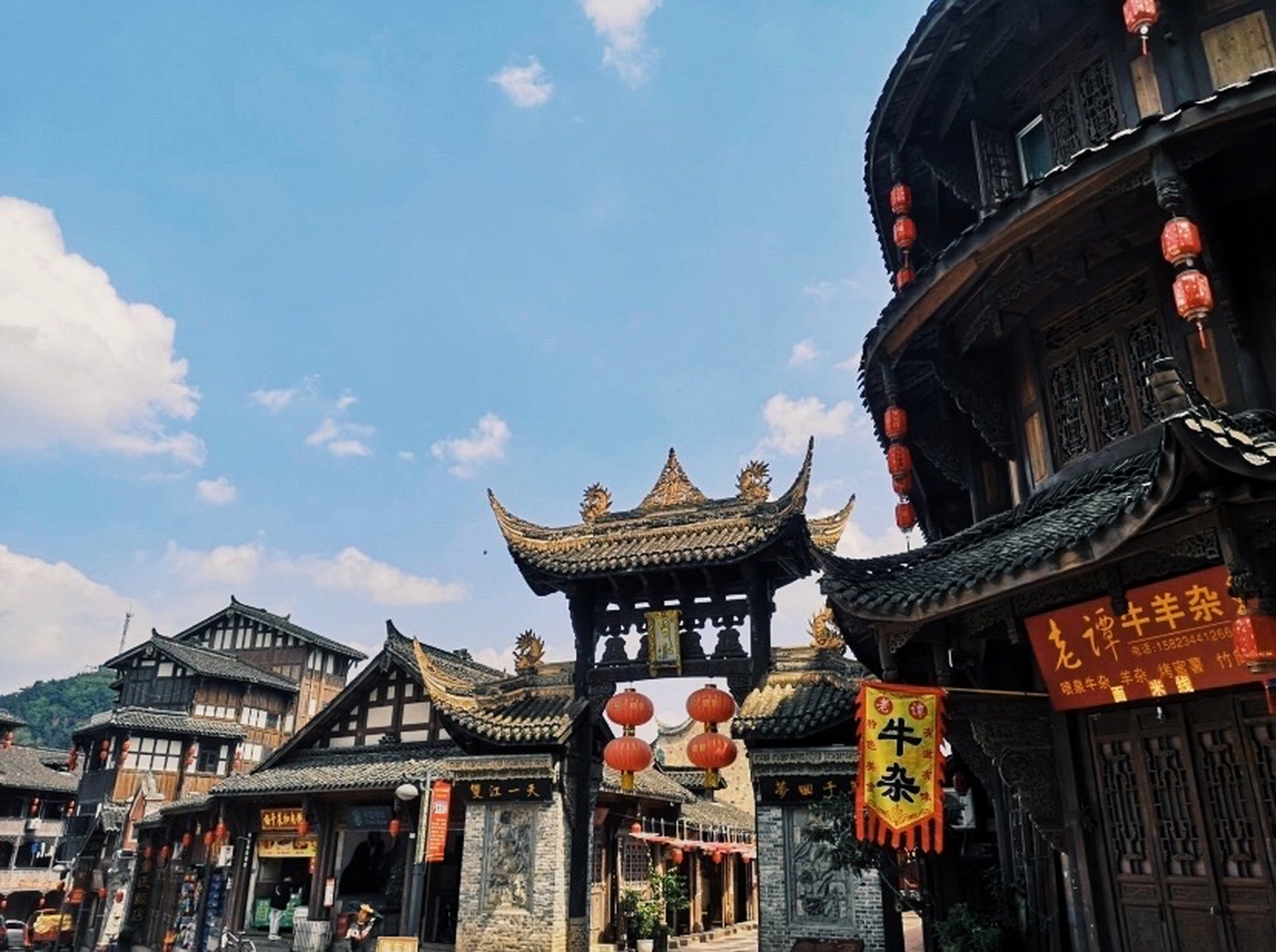 双江古镇是一座位于重庆市潼南区东北部的古镇,有着悠久的历史和丰富