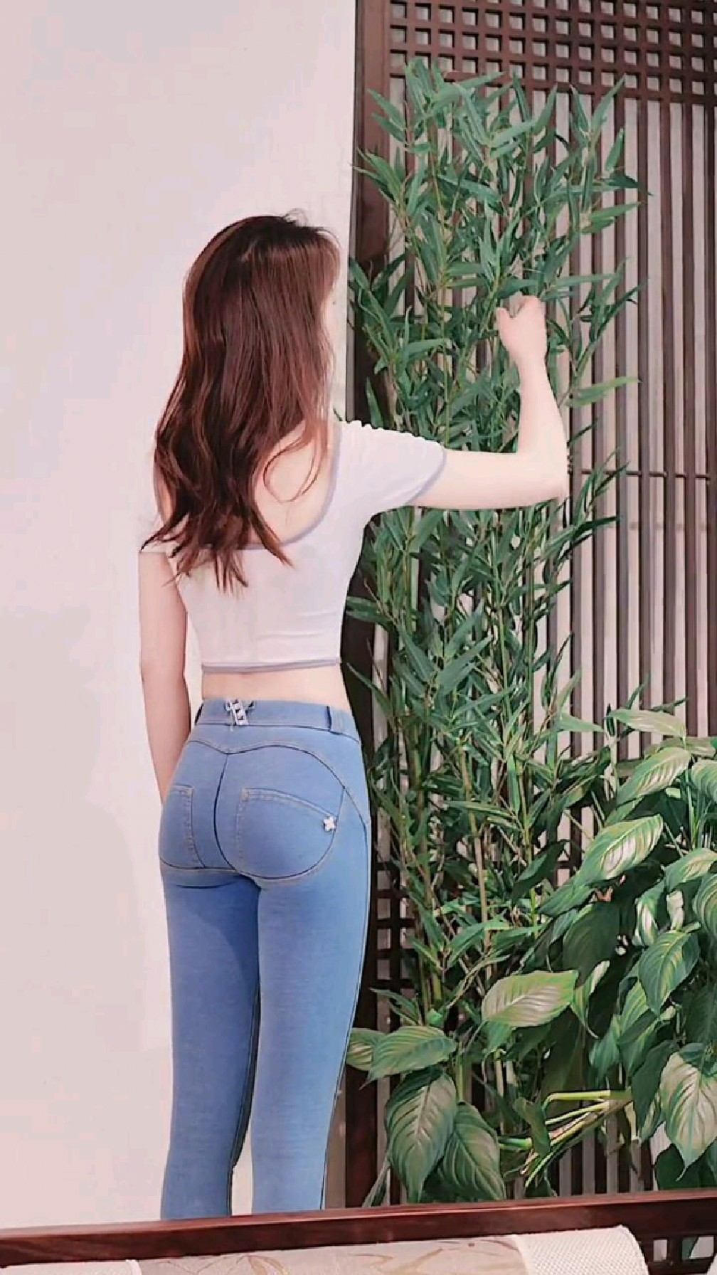 这么漂亮的长腿牛仔裤美女小姐姐这身材简直性感妩媚!